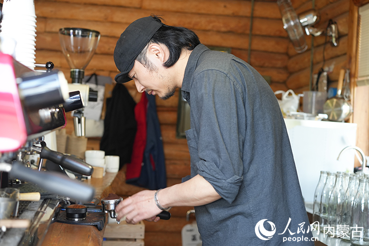 喻曉在小木屋中制作咖啡。人民網記者 李睿攝