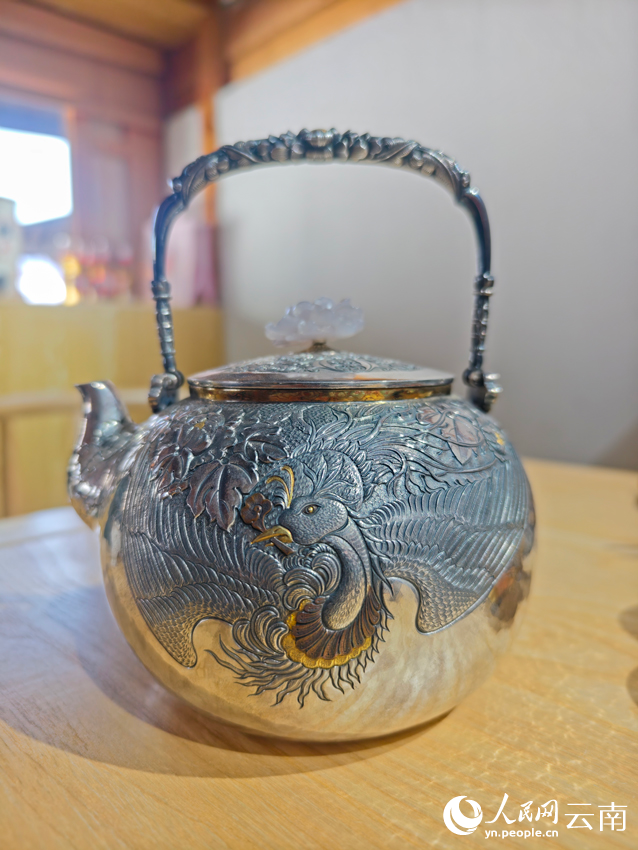 李耀華制作的銀壺。人民網(wǎng)記者 符皓攝