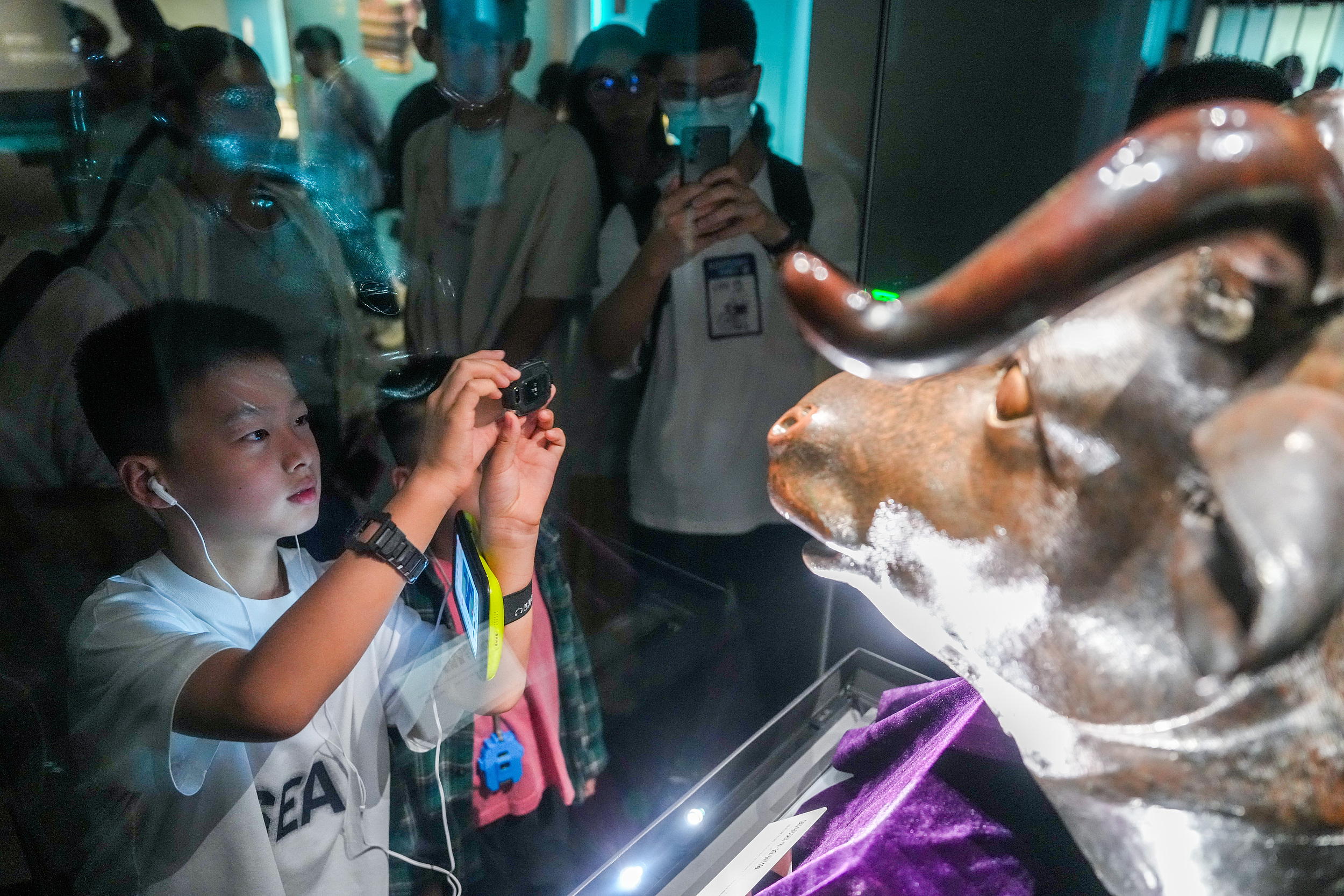 2025年6月，參加研學(xué)游的孩子在安徽博物院蜀山館參觀圓明園牛首銅像。（圖片來(lái)源：視覺(jué)中國(guó)）