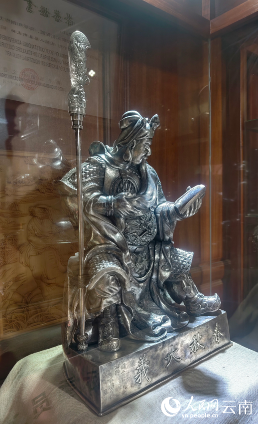 5寸發(fā)標(biāo)制作的關(guān)公像。人民網(wǎng)記者 符皓攝