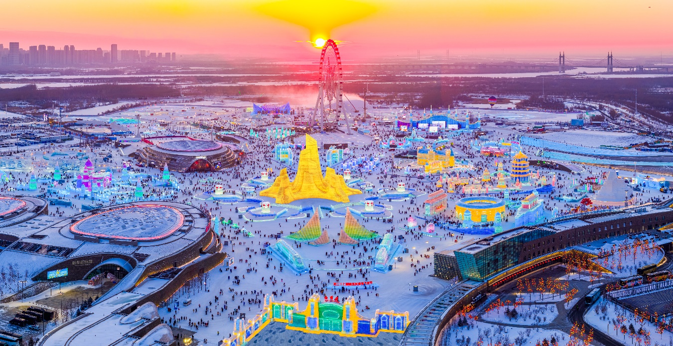 哈爾濱冰雪大世界迎來“開門紅”。人民網(wǎng)記者 蘇靖剛攝