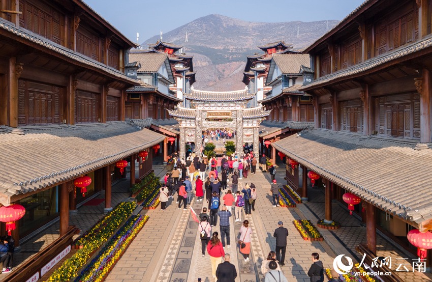 游客打卡新華村。人民網(wǎng)記者 符皓攝