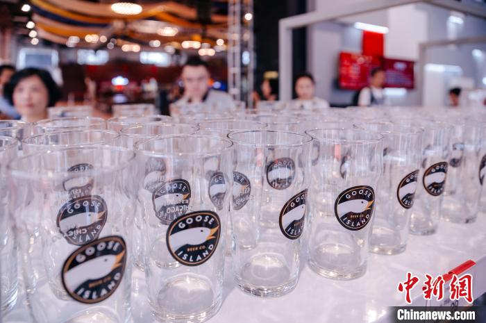 基地內(nèi)，各式啤酒文化周邊產(chǎn)品在出售?！±钅宪?攝