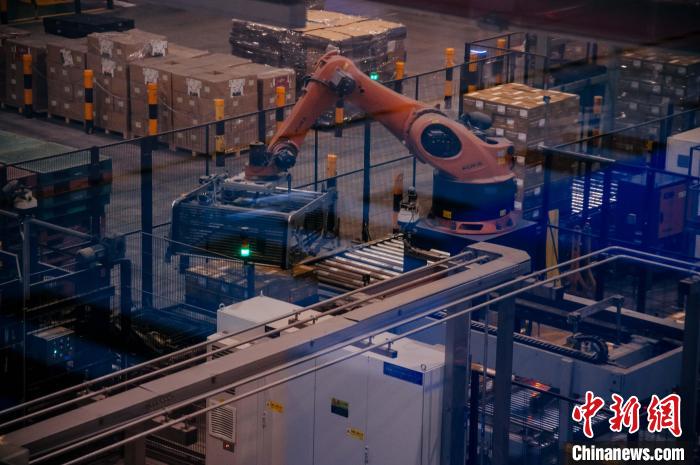 百威雪津啤酒莆田基地釀造幾乎都由自動化生產(chǎn)線完成，年產(chǎn)能達(dá)200萬噸。　李南軒 攝