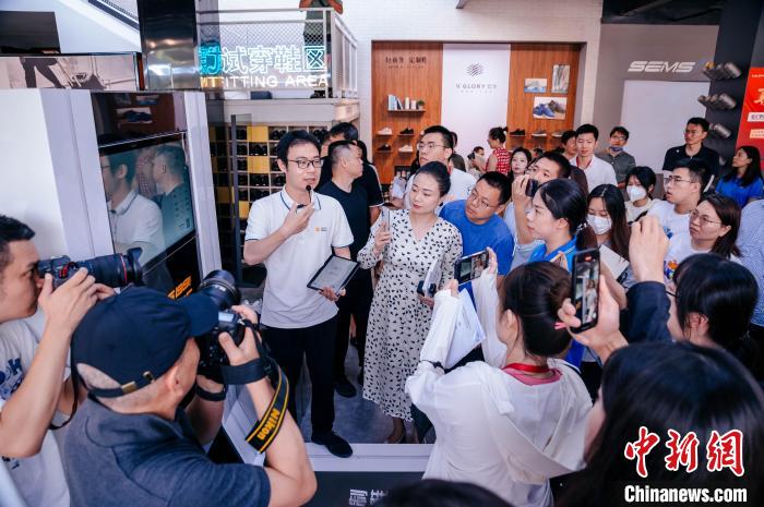 在定制鞋門店，顧客只需往腳型測量儀器上一站，幾秒后就會出具一份詳盡的腳型報告?！±钅宪?攝