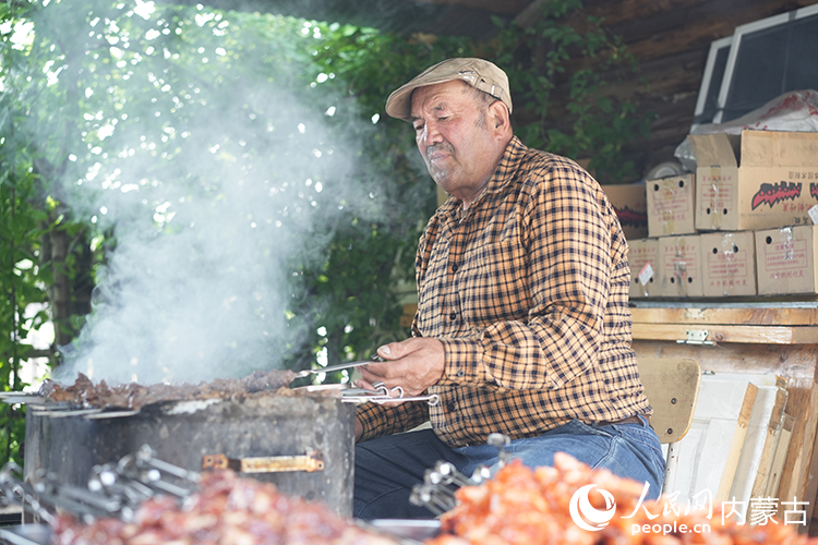 孫金花家庭小院內，正在烤制肉串。人民網記者 李睿攝