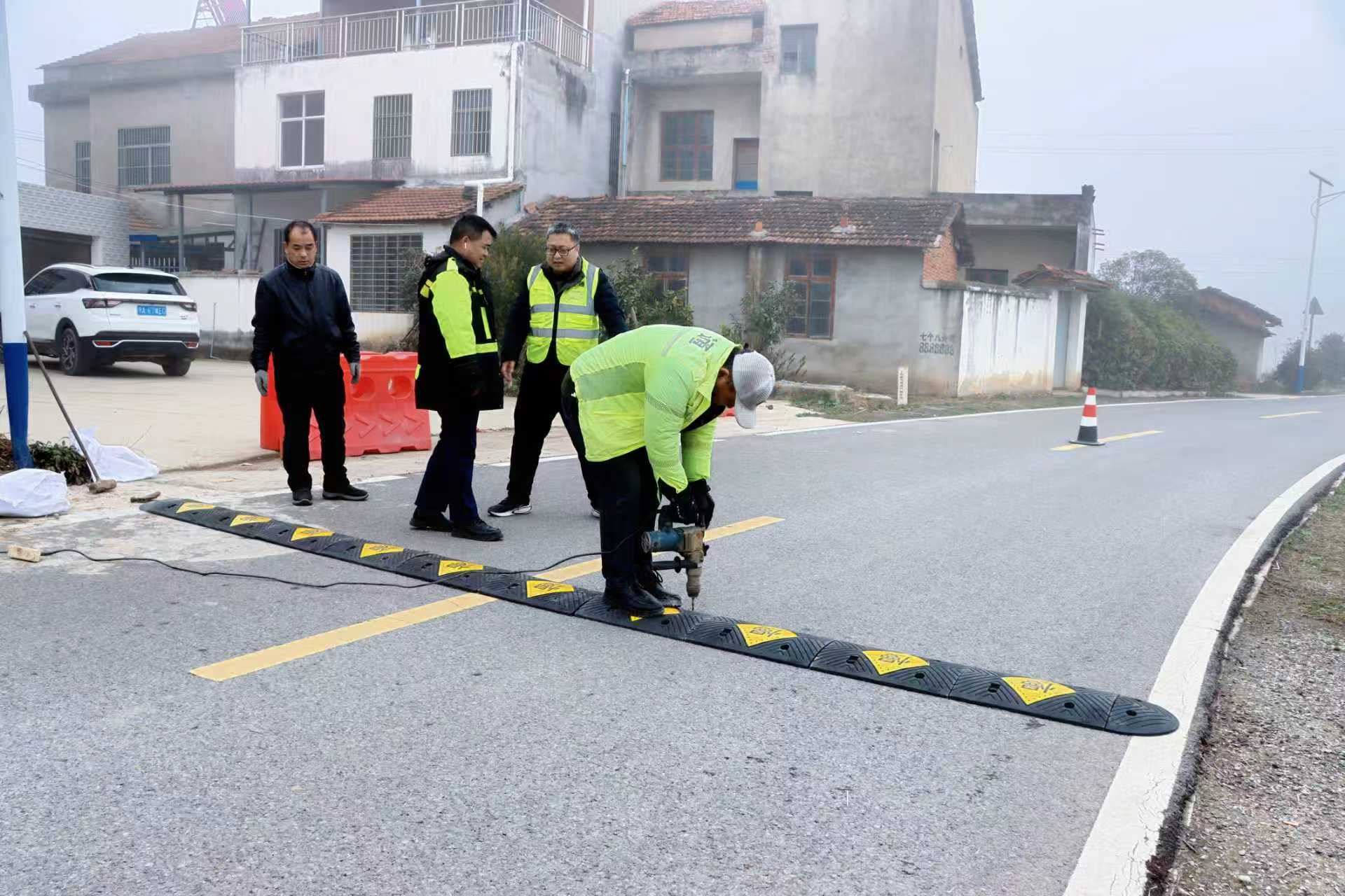 養(yǎng)護(hù)工對農(nóng)村公路進(jìn)行日常巡查、養(yǎng)護(hù)。受訪方供圖