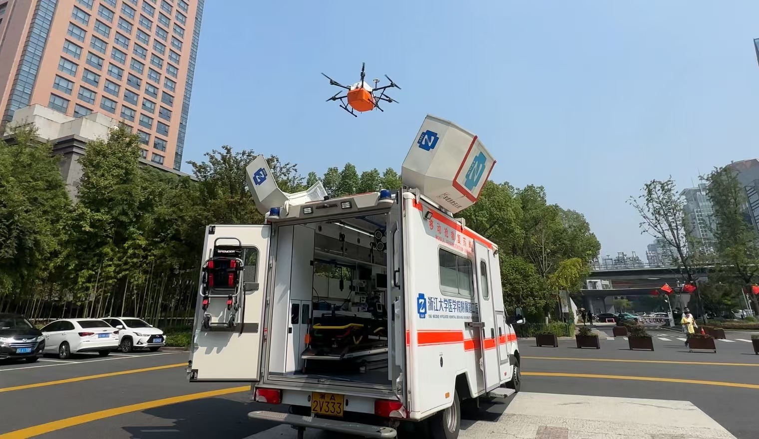 浙江大學(xué)醫(yī)學(xué)院附屬第二醫(yī)院5G急救車搭載的無(wú)人機(jī)正在起飛。人民網(wǎng)記者 申佳平攝