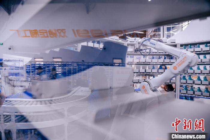 定制鞋自動化生產車間一角。　李南軒 攝