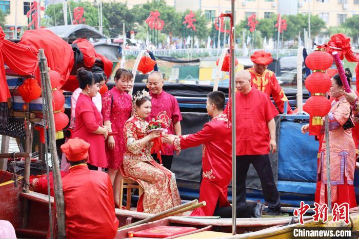 連家船民婚俗秀之迎親禮和成親禮。　林榕生 攝