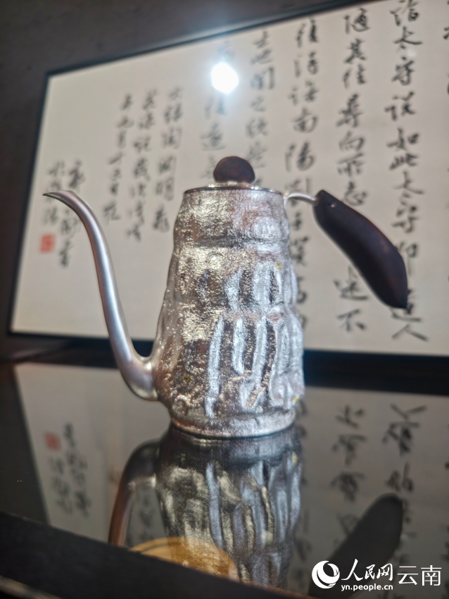 李杰加工制作的銀壺。人民網(wǎng)記者 符皓攝