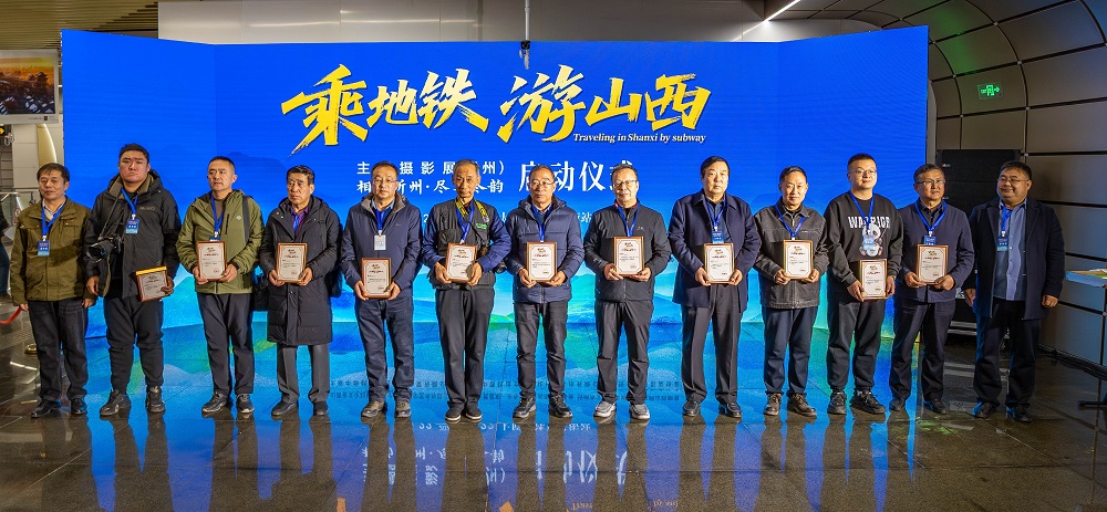 活動(dòng)為參展攝影家頒發(fā)入展證書(shū)。