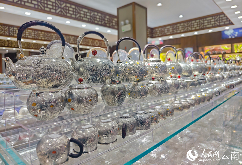 新華村一家銀器店里的各類銀器。人民網(wǎng)記者 符皓攝